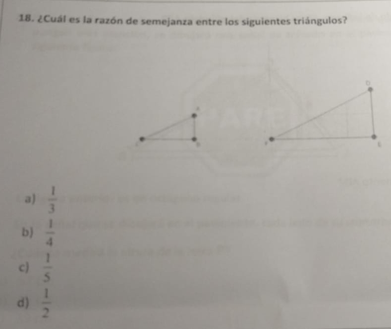 ¿Cuál es la razón de semejanza entre los siguientes triángulos?
a)  1/3 
b)  1/4 
c  1/5 
d)  1/2 