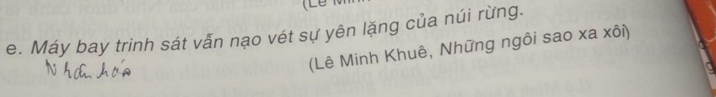 Máy bay trinh sát vẫn nạo vét sự yên lặng của núi rừng. 
(Lê Minh Khuê, Những ngôi sao xa xôi)