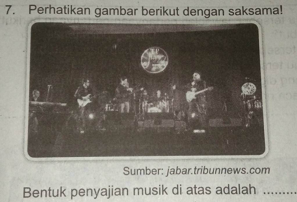 Perhatikan gambar berikut dengan saksama! 
Sumber: jabar.tribunnews.com 
Bentuk penyajian musik di atas adalah_