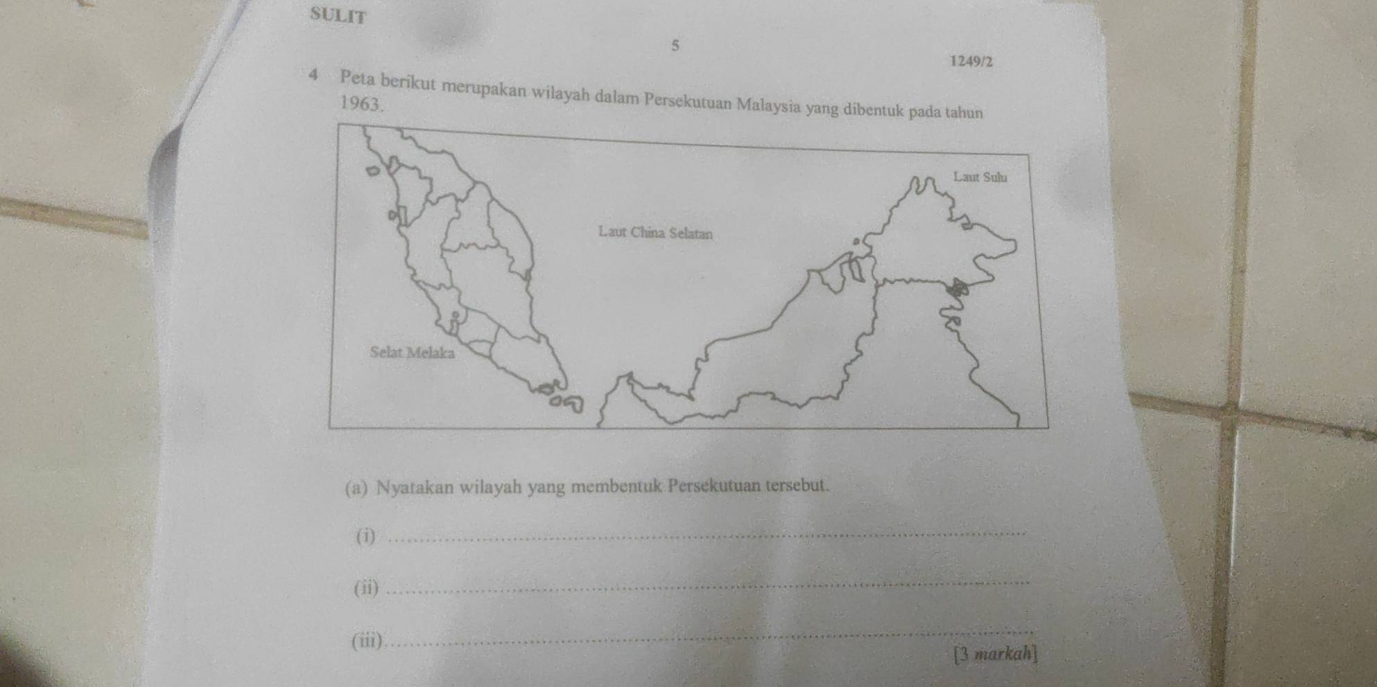 SULIT 
5 
1249/2 
4 Peta berikut merupakan wilayah dalam Persekutuan Malaysia yang diben 
1963. 
(a) Nyatakan wilayah yang membentuk Persekutuan tersebut. 
(i) 
_ 
(ii) 
_ 
(iii) 
_ 
[3 markah]