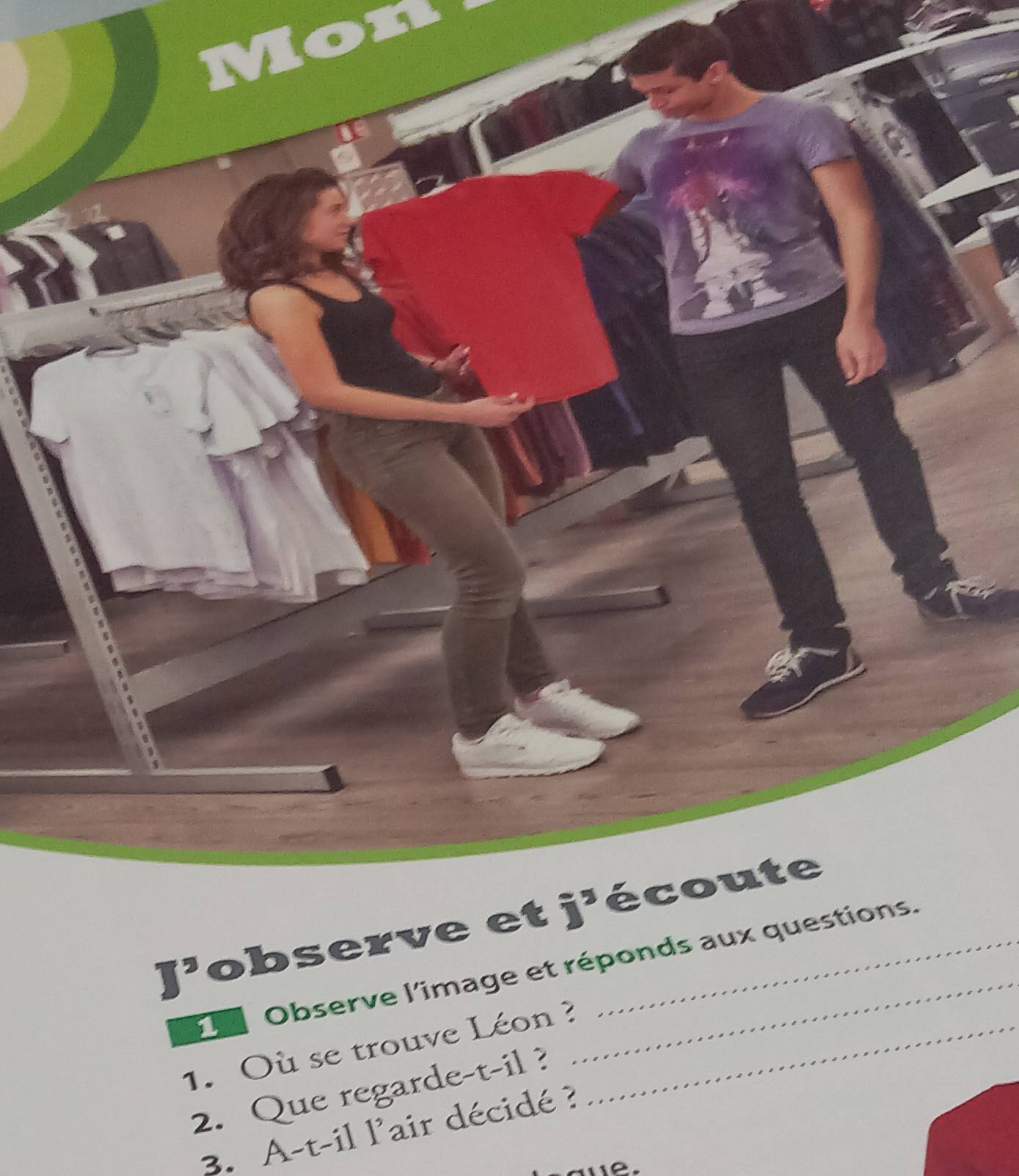 D° observe et j'écoute 
E Observe l'image et réponds aux questions. 
1. Où se trouve Léon ?_ 
2. Que regarde-t-il ? 
3. A-t-il l'air décidé ?