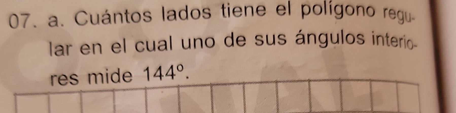 Cuántos lados tiene el polígono regu- 
lar en el cual uno de sus ángulos interio 
res mide 144°.