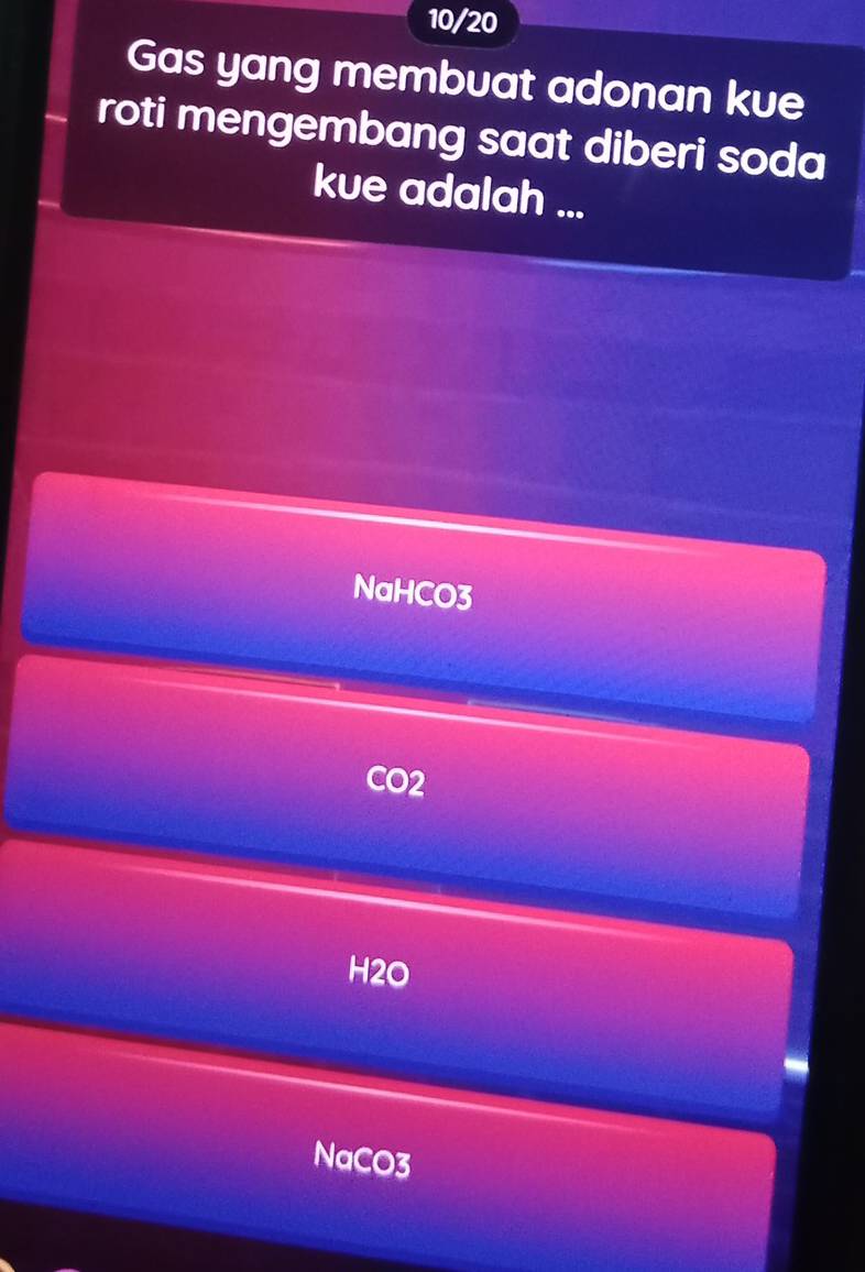 10/20
Gas yang membuat adonan kue
roti mengembang saat diberi soda
kue adalah ...
NaHCO3
CO2
H2O
NaCO3