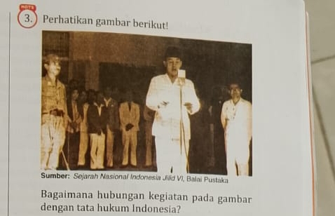 3.) Perhatikan gambar berikut! 
alai Pustaka 
Bagaimana hubungan kegiatan pada gambar 
dengan tata hukum Indonesia?