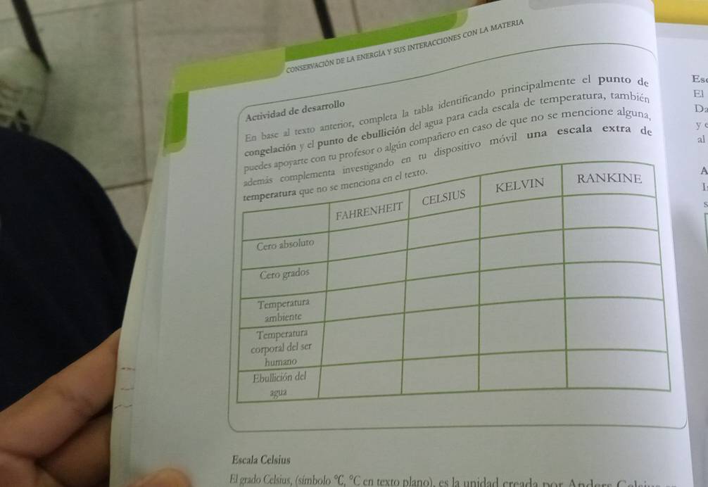 ConSeRvación de la energía y suS inteRACcIOnES coN LA MATERIA 
El 
En base al texto anterior, completa la tabla identificando principalmente el punto de 
Actividad de desarrollo 
ngelación y el punto de ebullición del agua para cada escala de temperatura, también Es 
al 
sor o algún compañero en caso de que no se mencione alguna 
D 
ispositivo móvil una escala extra de y 
A 
1 
S 
Escala Celsius 
El grado Celsius, (símbolo°C.^circ C