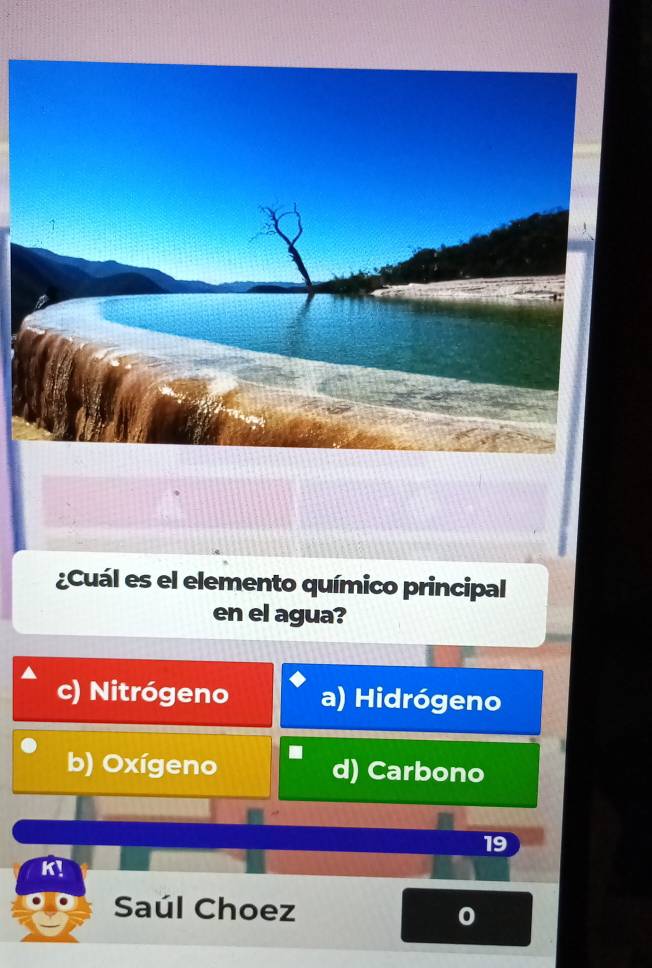 ¿Cuál es el elemento químico principal
en el agua?
c) Nitrógeno a) Hidrógeno
b) Oxígeno d) Carbono
19
K!
Saúl Choez
0