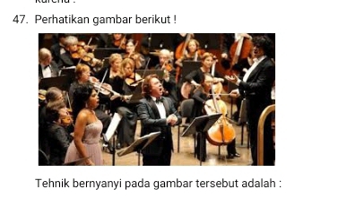 Perhatikan gambar berikut ! 
Tehnik bernyanyi pada gambar tersebut adalah :