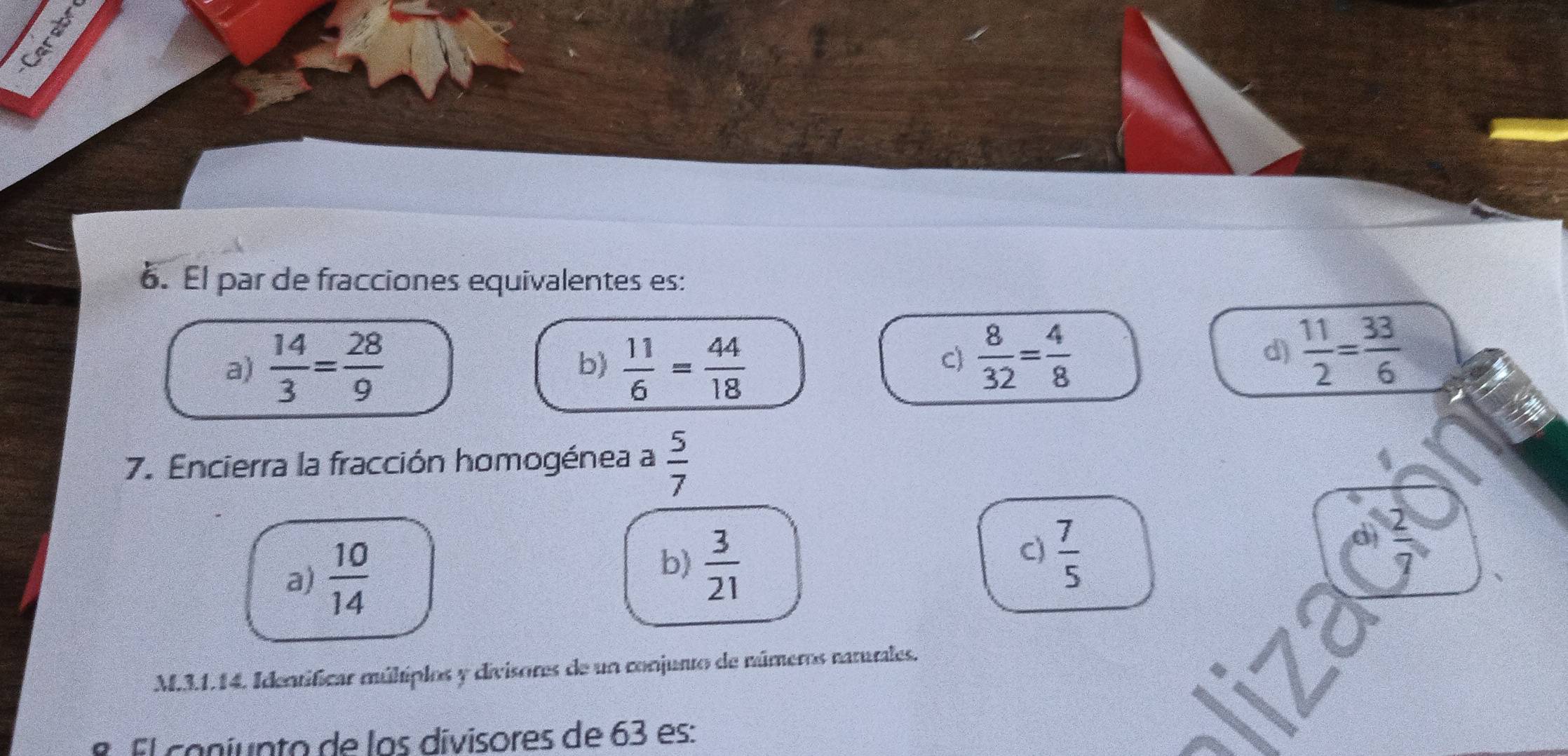 Resuelto:2 6. El par de fracciones equivalentes es: a) 14/3 = 28/9 b