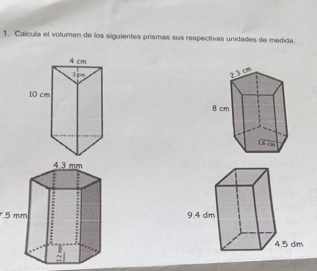 Calcula el volumen de los siguientes prismas sus respectivas unidades de medida.
4 cm
3jcm
10 cm
7.5 mm