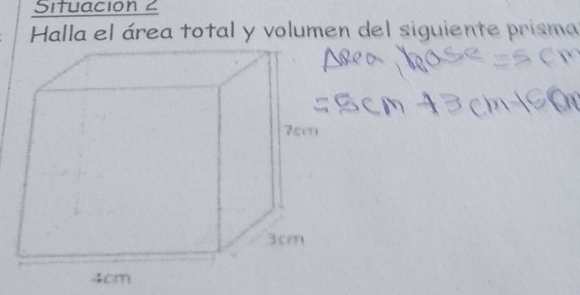 Situación 2 
Halla el área total y volumen del siguiente prisma