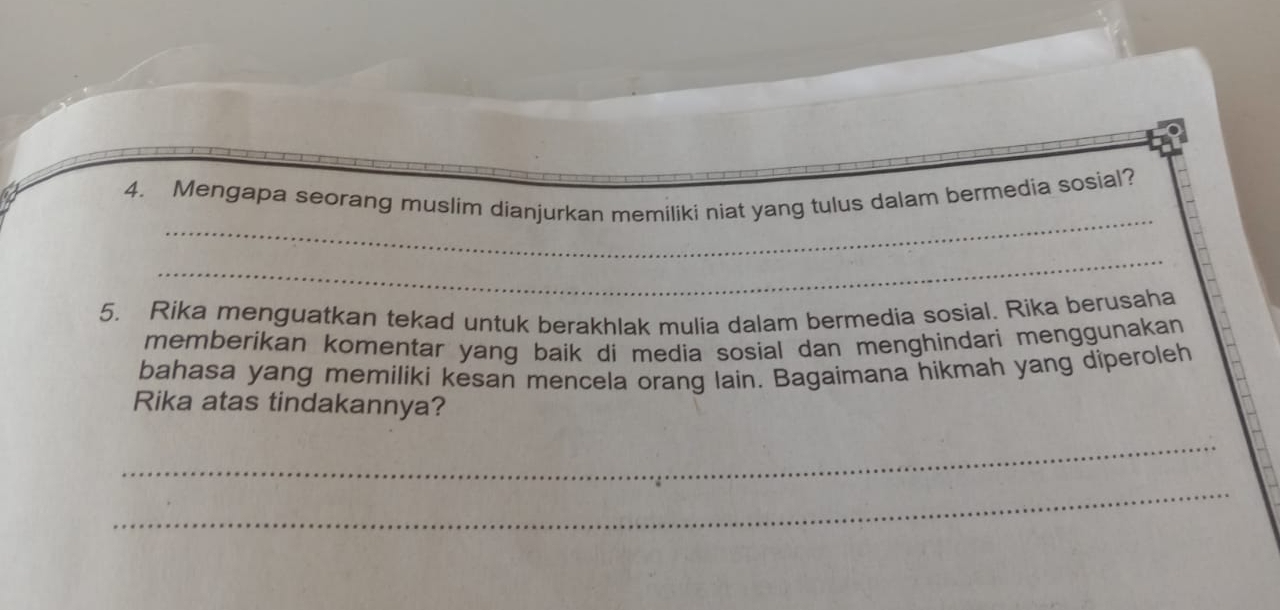 Mengapa seorang muslim dianjurkan memiliki niat yang tulus dalam bermedia sosial? 
_ 
5. Rika menguatkan tekad untuk berakhlak mulia dalam bermedia sosial. Rika berusaha 
memberikan komentar yang baik di media sosial dan menghindari menggunakan 
bahasa yang memiliki kesan mencela orang lain. Bagaimana hikmah yang diperoleh 
Rika atas tindakannya? 
_ 
_