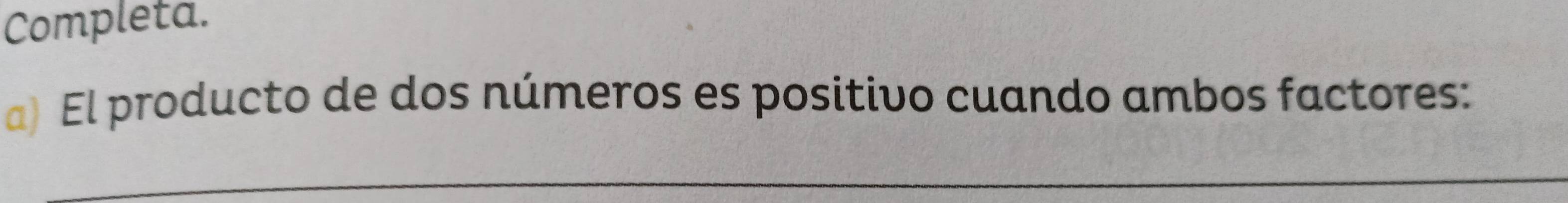 Completa. 
a) El producto de dos números es positivo cuando ambos factores: 
_