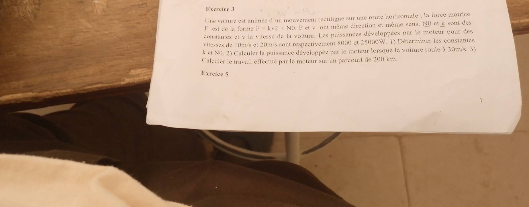 Une voiture est animée d'un mouvement rectiligne sur une route horizontale ; la force motrice
F est de la forme F=ksqrt(2)+NO 0. F et v ont même direction et même sens. N0 et k sont des 
constantes et v la vitesse de la voiture. Les puissances développées par le moteur pour des 
vitesses de 10m/s et 20m/s sont respectivement 8000 et 25000W. 1) Déterminer les constantes
k et N0. 2) Calculer la puissance développée par le moteur lorsque la voiture roule à 30m/s. 3) 
Calculer le travail effectué par le moteur sur un parcourt de 200 km. 
Exrcice 5 
1