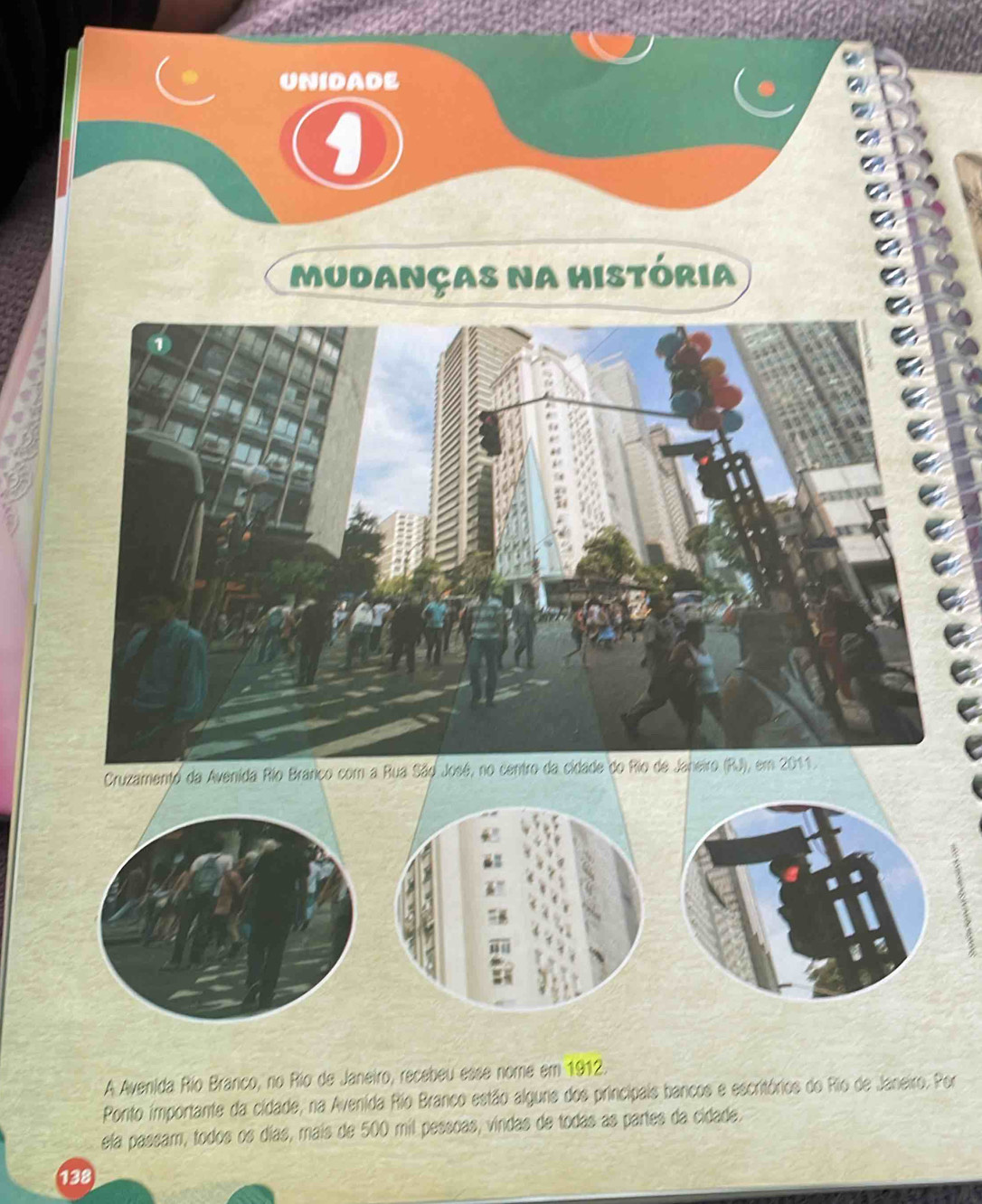 UNIDADE 
Mudanças na história 
A Avenida Río Branco, no Río de Janeiro, recebeu esse nome em 1912. 
Porto importante da cidade, na Avenida Rio Branco estão alguns dos principais bancos e escritórios do Rio de Janeiro. Por 
ela passam, todos os días, mais de 500 mil pessoas, vindas de todas as partes da cidade.
138