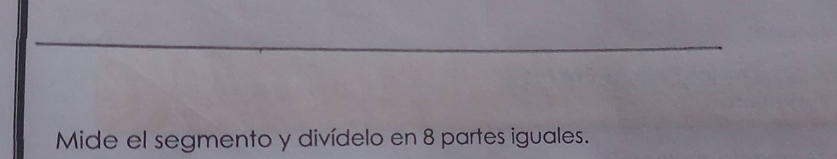 Mide el segmento y divídelo en 8 partes iguales.