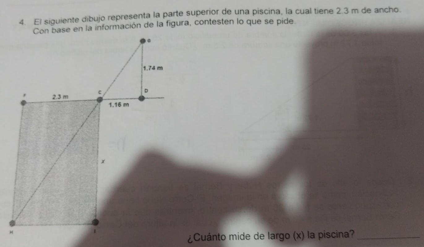 El siguiente dibujo representa la parte superior de una piscina, la cual tiene 2.3 m de ancho. 
Con base en la información de la figura, contesten lo que se pide. 
¿Cuánto mide de largo (x) la piscina?_