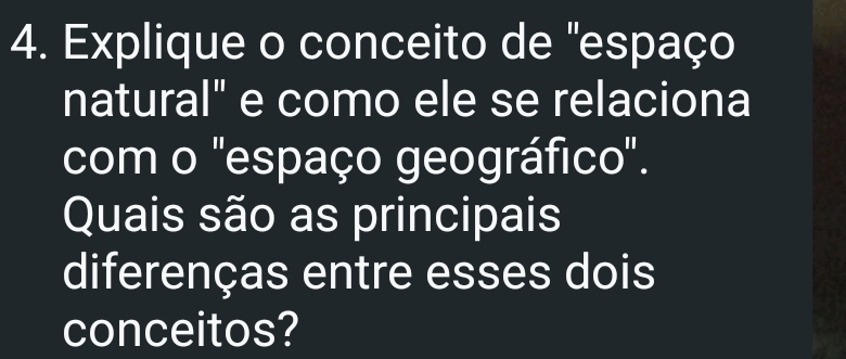 Explique o conceito de "espaço 
natural" e como ele se relaciona 
com o 'espaço geográfico". 
Quais são as principais 
diferenças entre esses dois 
conceitos?