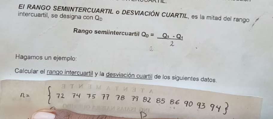 EI RANGO SEMIINTERCUARTIL o DESVIACIÓN CUARTIL, es la mitad del rango 
intercuartil, se designa con Q_D
Rango semiintercuartil aº= − ª:, ªª 
Hagamos un ejemplo: 
Calcular el rango intercuartil y la desviación cuartil de los siguientes datos. 
T by M 3 T
74757778 79 82 85