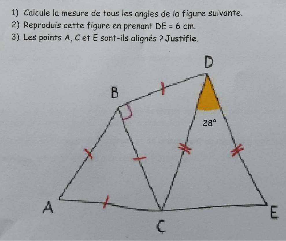 Calcule la mesure de tous les angles de la figure suivante.
2) Reproduis cette figure en prenant DE=6cm.
3) Les points A, C et E sont-ils alignés ? Justifie.