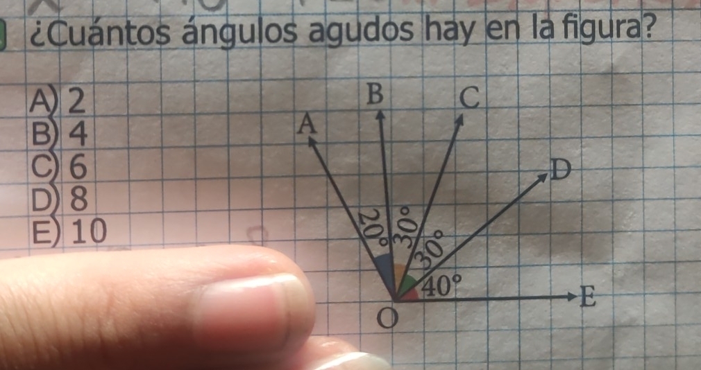 ¿Cuántos ángulos agudos hay en la figura?
A)2
B) 4
C)6
D)8
E) 10