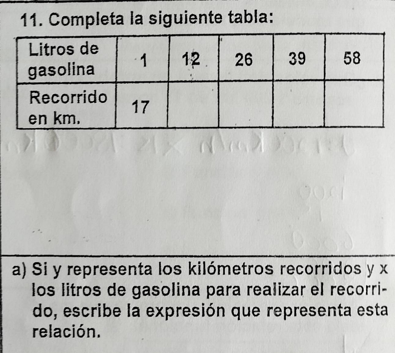 Completa la siguiente tabla: 
a) Si y representa los kilómetros recorridos y x
los litros de gasolina para realizar el recorri- 
do, escribe la expresión que representa esta 
relación.