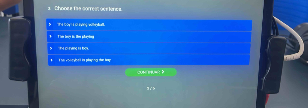 Choose the correct sentence.
The boy is playing volleyball.
The boy is the playing
The playing is boy.
The volleyball is playing the boy.
CONTINUAR 》
3 / 6