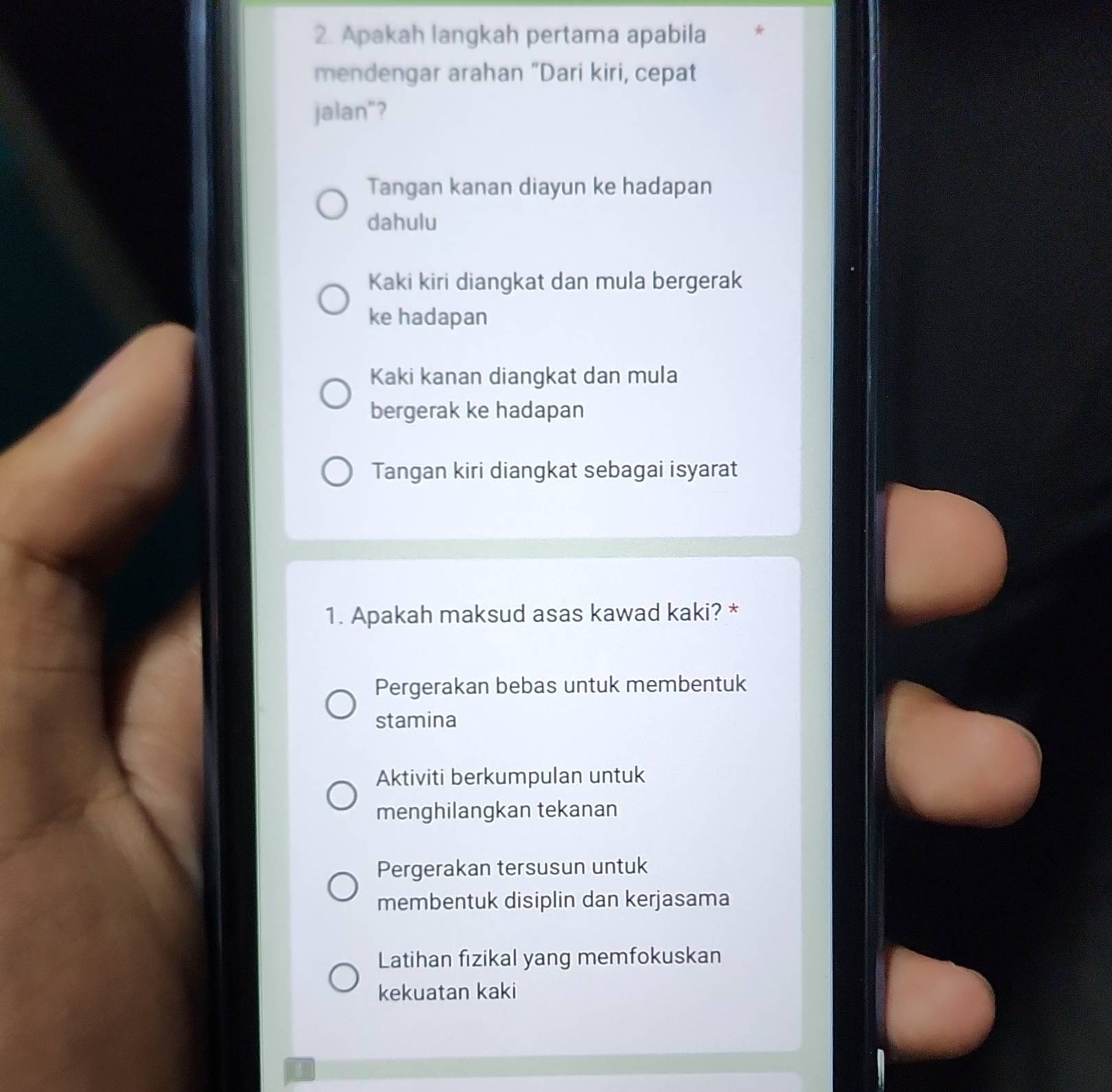 Apakah langkah pertama apabila
mendengar arahan “Dari kiri, cepat
jalan"?
Tangan kanan diayun ke hadapan
dahulu
Kaki kiri diangkat dan mula bergerak
ke hadapan
Kaki kanan diangkat dan mula
bergerak ke hadapan
Tangan kiri diangkat sebagai isyarat
1. Apakah maksud asas kawad kaki? *
Pergerakan bebas untuk membentuk
stamina
Aktiviti berkumpulan untuk
menghilangkan tekanan
Pergerakan tersusun untuk
membentuk disiplin dan kerjasama
Latihan fizikal yang memfokuskan
kekuatan kaki