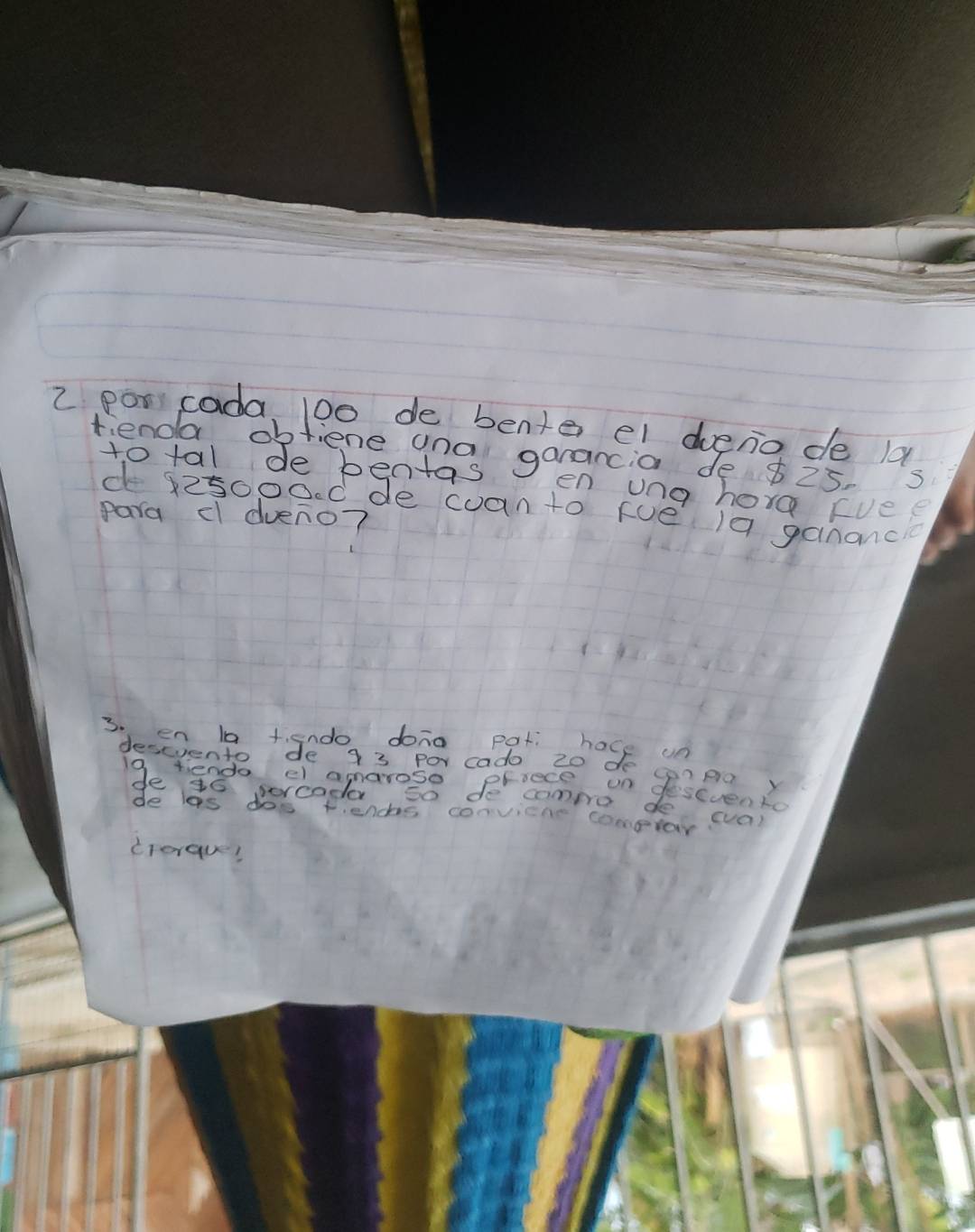 por cada 10o de benter el deno de la 
fienda obfiene ana garancia de $ 25. S 
to tal de bentas en ung hora fuee 
do s25o00.0 de cuan to fue ia ganancie 
para cl dveno? 
3.en 10 t sndo dona pat: hace un 
desevento de 93 por cado 20 de canpioy 
Te and cosparose fecomno decal 
ofrece on descvento 
de las dos fiendhs convicne complar! 
ciergue!