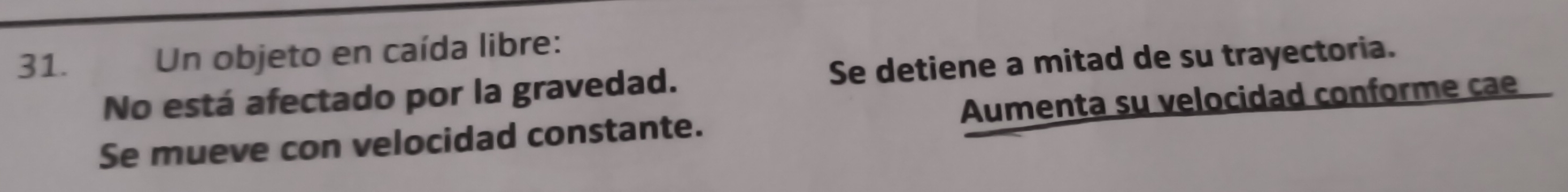 Un objeto en caída libre:
No está afectado por la gravedad. Se detiene a mitad de su trayectoria.
Se mueve con velocidad constante. Aumenta su velocidad conforme ca