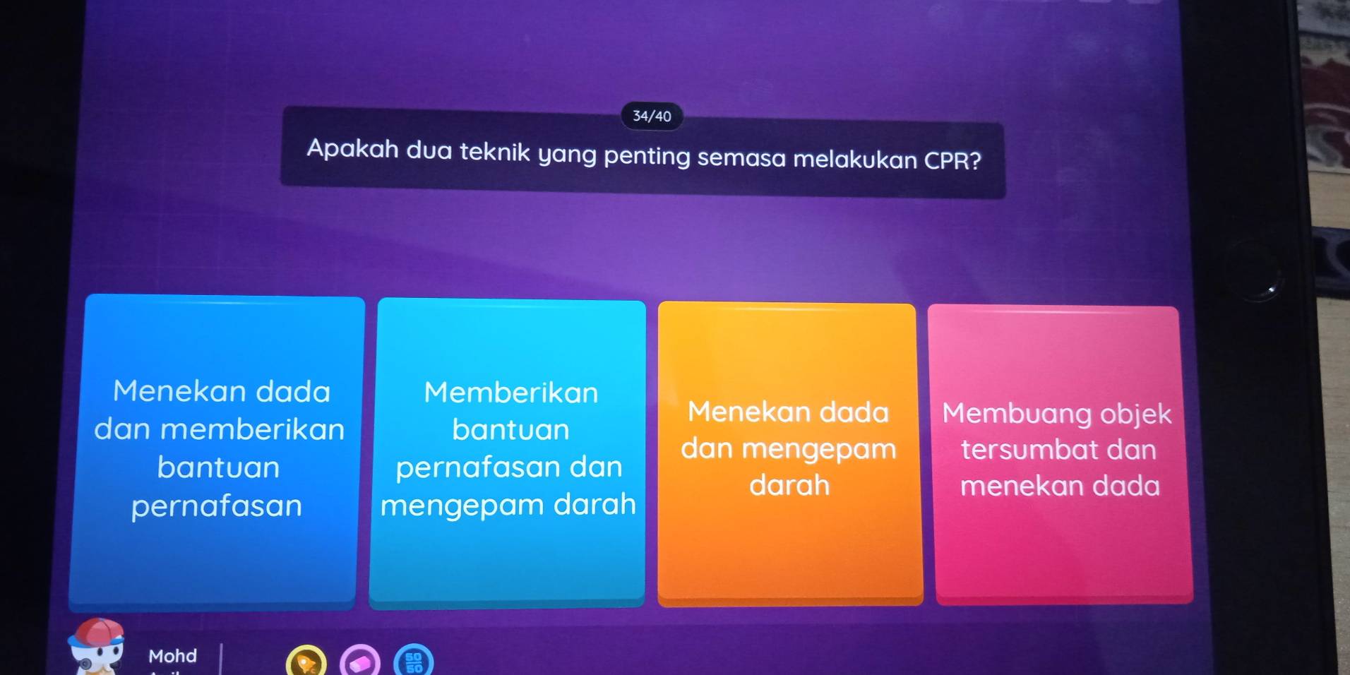 34/40
Apakah dua teknik yang penting semasa melakukan CPR?
Menekan dada Memberikan
dan memberikan bantuan
Menekan dada Membuang objek
dan mengepam tersumbat dan
bantuan pernafasan dan
darah menekan dada
pernafasan mengepam darah
Mohd