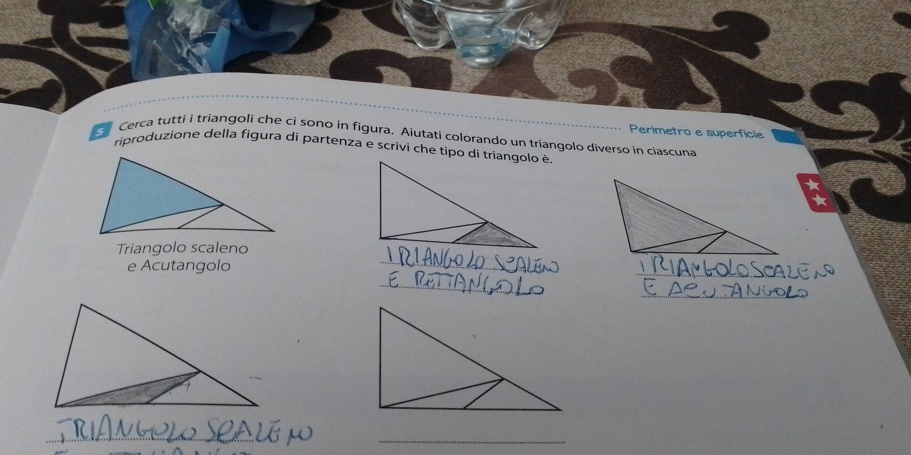 Perimetro e superficie 
Cerca tutti i triangoli che ci sono in figura. Aiutati colorando un triangolo diverso in ciascuna 
riproduzione della figura di partenza e scrivi che tipo di tríangolo è. 
Triangolo scaleno 
e Acutangolo 
_ 
_ 
_ 
_ 
_ 
_