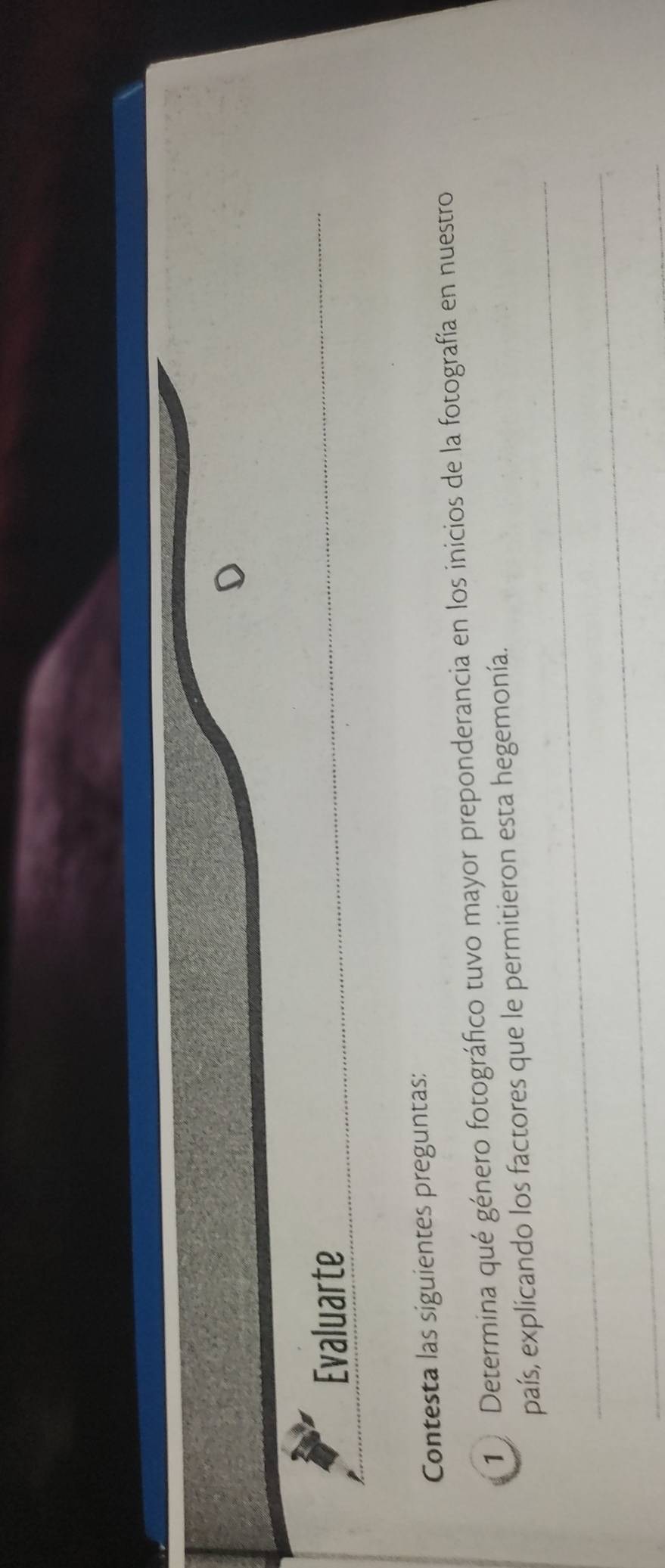 Evaluarte 
_ 
Contesta las siguientes preguntas: 
1 Determina qué género fotográfico tuvo mayor preponderancia en los inicios de la fotografía en nuestro 
_ 
país, explicando los factores que le permitieron esta hegemonía. 
_