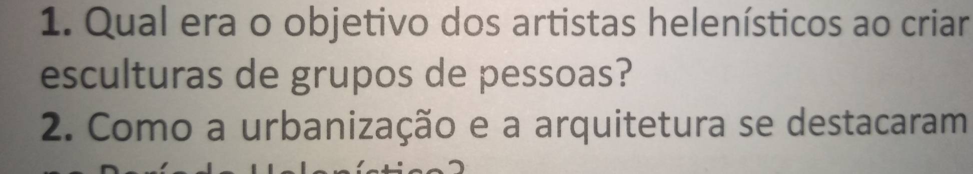 Qual era o objetivo dos artistas helenísticos ao criar 
esculturas de grupos de pessoas? 
2. Como a urbanização e a arquitetura se destacaram