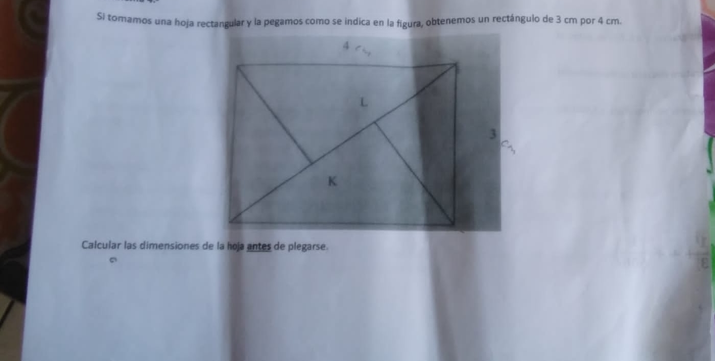 Si tornamos una hoja rectangular y la pegamos como se indica en la figura, obtenemos un rectángulo de 3 cm por 4 cm
Calcular las dimensiones de la hoja antes de plegarse.