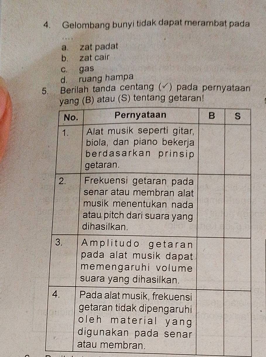 Gelombang bunyi tidak dapat merambat pada
a. zat padat
b. zat cair
c gas
d. ruang hampa
5. Berilah tanda centang ( ) pada pernyataan
atau membran.