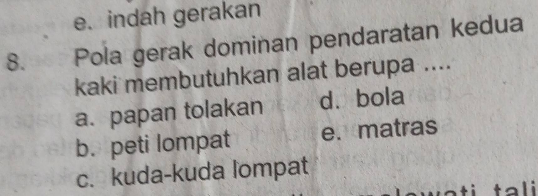 e. indah gerakan
8. Pola gerak dominan pendaratan kedua
kaki membutuhkan alat berupa ....
a. papan tolakan
dà bola
b. peti lompat e. matras
c. kuda-kuda lompat