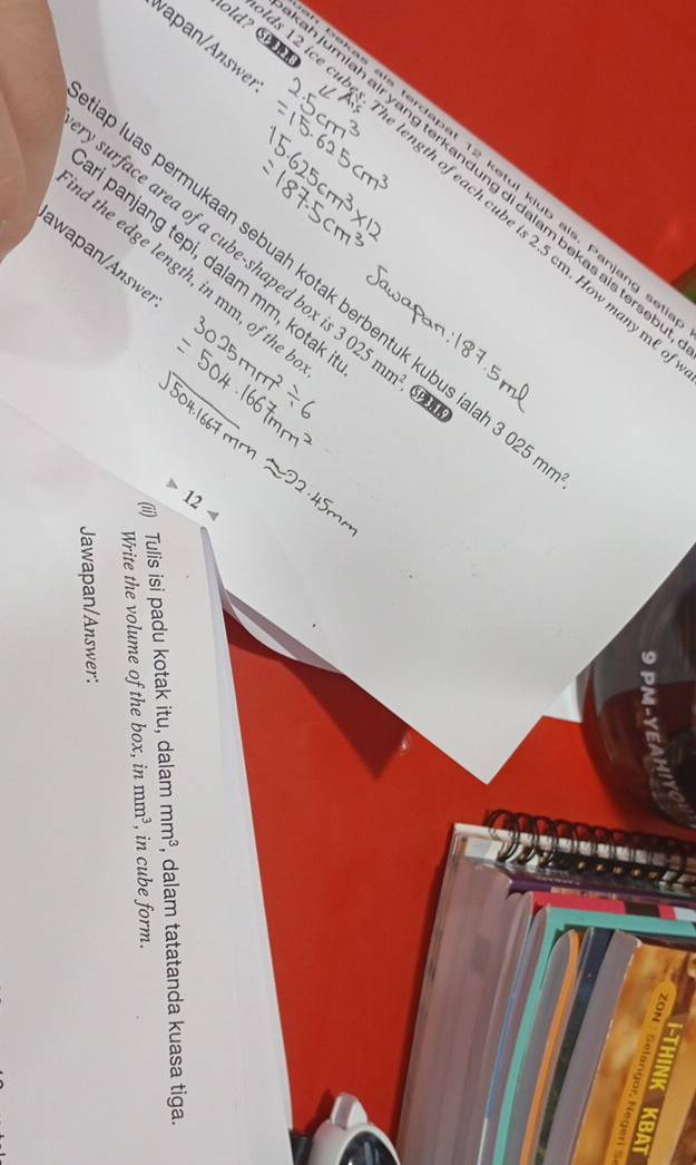 vapan/Answe, 
old？ S jumlah air yang terkandung di dalam bekas ais ters 
akas als terdapat 12 ketul kiub ais. Panjang s
2 ice cubes. The length of each cube is 2.5 cm. How many 
awapan/Answe 
i panjang tepi, dalam mm, kotak 
y surface area of a cube-shaped bo 3025mm^2 SP 
o luas permukaan sebuah kotak berbentuk kubu: 3025mm^2. 
d the edge length, in mm, of the 
a
12