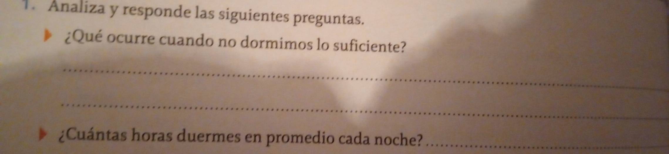 Analiza y responde las siguientes preguntas. 
¿Qué ocurre cuando no dormimos lo suficiente? 
_ 
_ 
¿Cuántas horas duermes en promedio cada noche?_