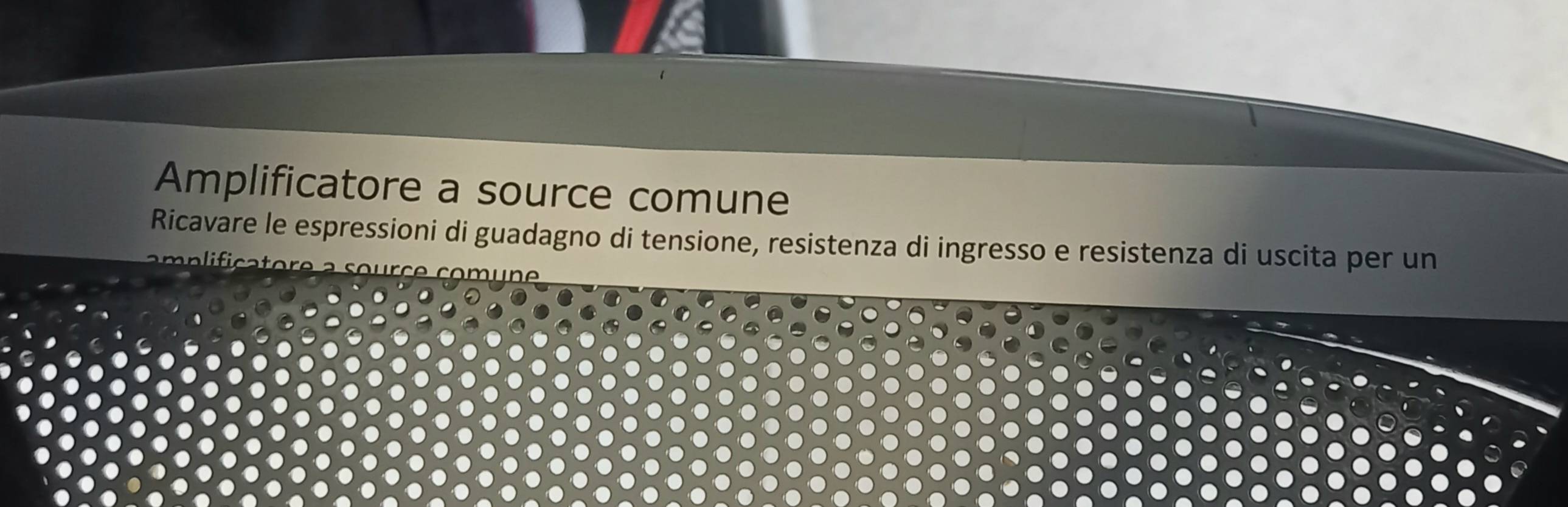 Amplificatore a source comune 
Ricavare le espressioni di guadagno di tensione, resistenza di ingresso e resistenza di uscita per un