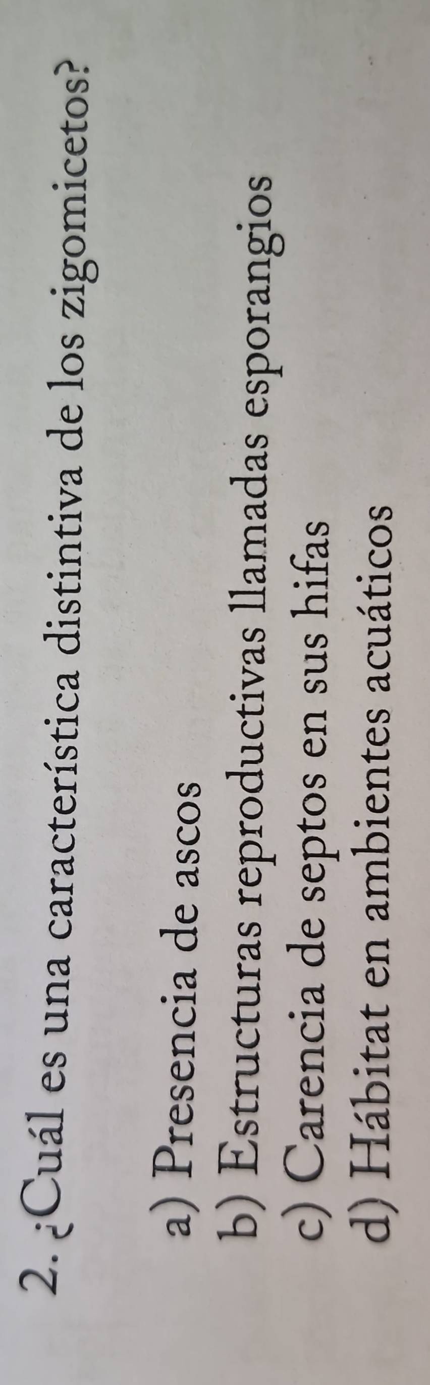 ¿Cuál es una característica distintiva de los zigomicetos?
a) Presencia de ascos
b) Estructuras reproductivas llamadas esporangios
c) Carencia de septos en sus hifas
d) Hábitat en ambientes acuáticos
