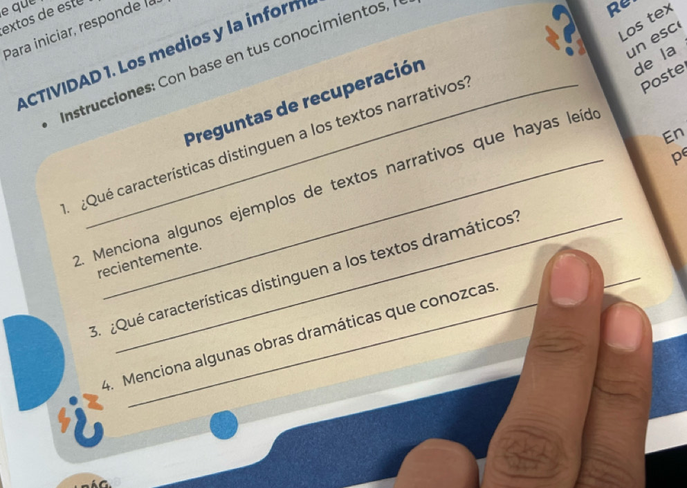 extos de esté e que 
Los tex 
Para iniciar, responde la 
un s c 
ACTIVIDAD 1. Los medios y la inform 
mstrucciones: Con base en tus conocimientos, I 
Re 
Preguntas de recuperación 
de la 
¿Qué características distinguen a los textos narrativos 
Poste 
En 
pe 
. Menciona algunos ejemplos de textos narrativos que hayas leíd 
_ 
recientemente. 
3 Qué características distinguen a los textos dramáticos 
4. Menciona algunas obras dramáticas que conozcas