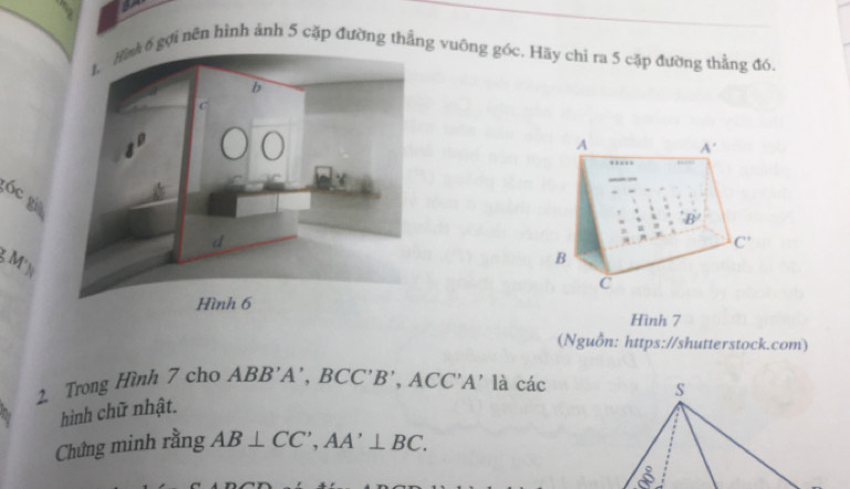 gợi nên hình ảnh 5 cặp đường thắng vuống góc. Hãy chỉ ra 5 cặp đường thẳng đó.
6c gi
M 
Hình 7
(Nguồn: https://shutterstock.com)
2. Trong Hình 7 cho A ABB'A',BCC'B' , A 1CC'A ' là các
hình chữ nhật.
Chứng minh rằng AB⊥ CC',AA'⊥ BC.