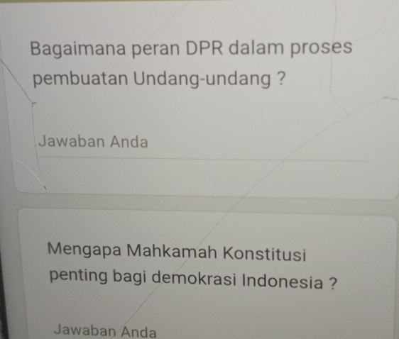 Bagaimana peran DPR dalam proses 
pembuatan Undang-undang ? 
Jawaban Anda 
Mengapa Mahkamah Konstitusi 
penting bagi demokrasi Indonesia ? 
Jawaban Anda