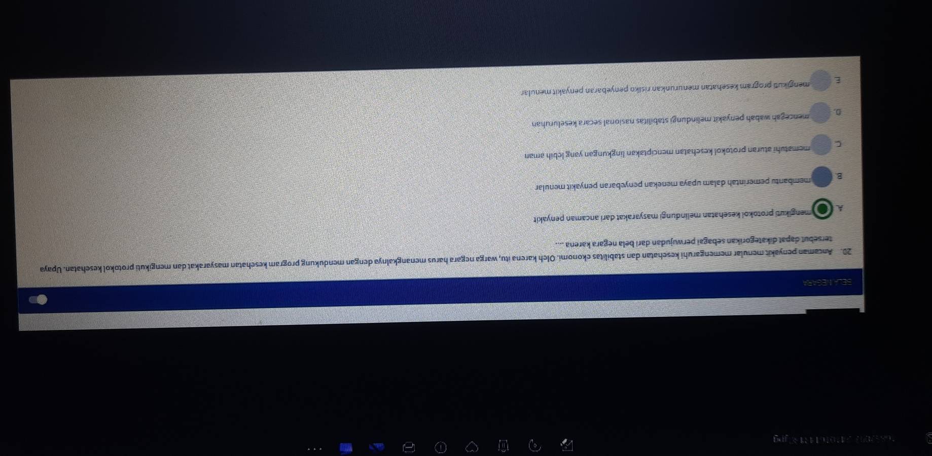 685/197 . 41016143182 jpg
UNEGARA
20. Ancaman penyakit menular memengaruhi kesehatan dan stabilitas ekonomi. Oleh karena itu, warga negara harus menangkalnya dengan mendukung program kesehatan masyarakat dan mengikuti protokol keschatan. Upaya
tersebut dapat dikategorikan sebagai perwujudan dari bela negara karena ...
A mengikuti protokol kesehatan melindungi masyarakat dari ancaman penyakit
B. membantu pemerintah dalam upaya menekan penyebaran penyakit menular
C mematuhi aturan protokol kesehatan menciptakan lingkungan yang lebih aman
D. mencegah wabah penyakit melindungi stabilitas nasional secara keseluruhan
E mengikuti program kesehatan menurunkan risiko penyebaran penyakit menulan