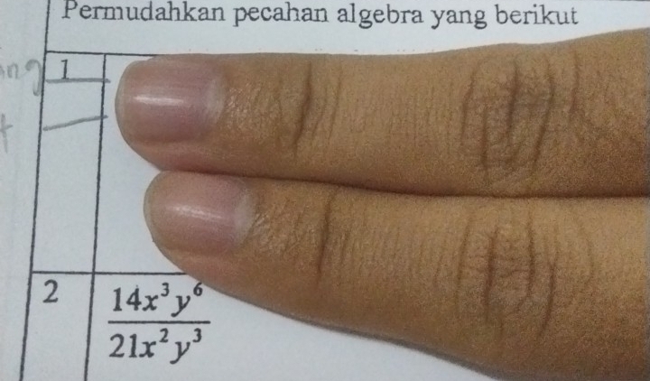 Permudahkan pecahan algebra yang berikut 
1 
2  14x^3y^6/21x^2y^3 