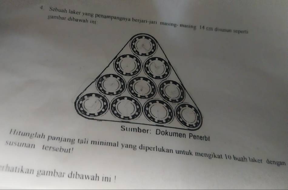 gambar dibawah in 
4. Sebuah laker yang penampangnya berjari-jari masing- masing 14 c disusun seperti 
Stmber: Dokumen Penerbi 
susunan tersebut! 
Hitunglah panjang tali minimal yang diperlukan untuk mengikat 10 buaḥ laker dengan 
rhatikan gambar dibawah ini !