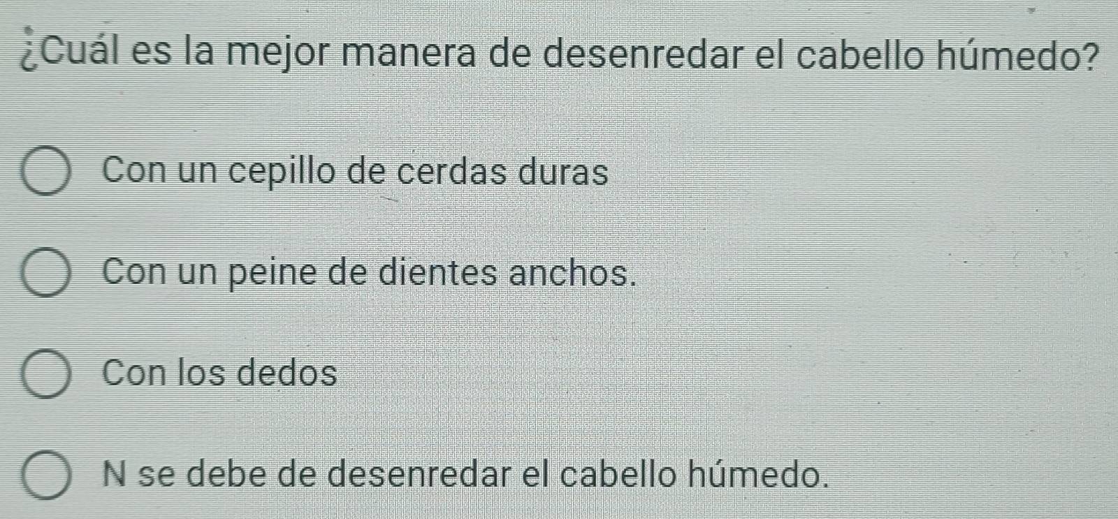 ¿Cuál es la mejor manera de desenredar el cabello húmedo?
Con un cepillo de cerdas duras
Con un peine de dientes anchos.
Con los dedos
N se debe de desenredar el cabello húmedo.