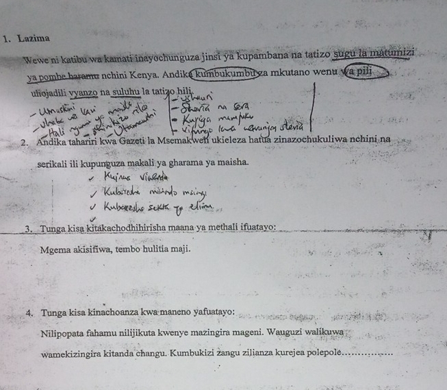 Lazima 
Wewe ni katibu wa kamati inayochunguza jinsi ya kupambana na tatizo şugu la matumizi 
ya pombe haramu nchini Kenya. Andika kumbukumbu za mkutano wenu wa pili 
uliojadili vyanzo na suluhu la tatizo hili. 
2. Andika tahariri kwa Gazeti la Msemakwen ukieleza hatua zinazochukuliwa nchini na 
serikali ili kupunguza makali ya gharama ya maisha. 
3. Tunga kisa kitakachodhihirisha maana ya methali ifuatayo: 
Mgema akisifiwa, tembo hulitia maji. 
4. Tunga kisa kinachoanza kwa maneno yafuatayo: 
Nilipopata fahamu nilijikuta kwenye mazingira mageni. Wauguzi walikuwa 
wamekizingira kitanda changu. Kumbukizi żangu zilianza kurejea polepole_