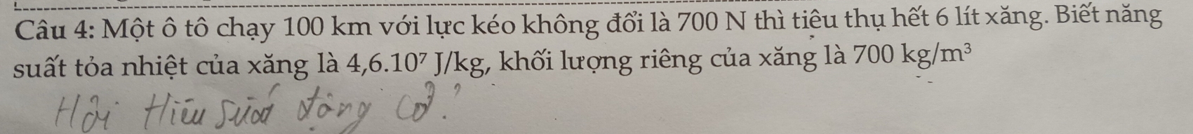 Một ô tô chạy 100 km với lực kéo không đổi là 700 N thì tiêu thụ hết 6 lít xăng. Biết năng 
suất tỏa nhiệt của xăng là 4, 6.10^7J/ kg, khối lượng riêng của xăng là 700kg/m^3