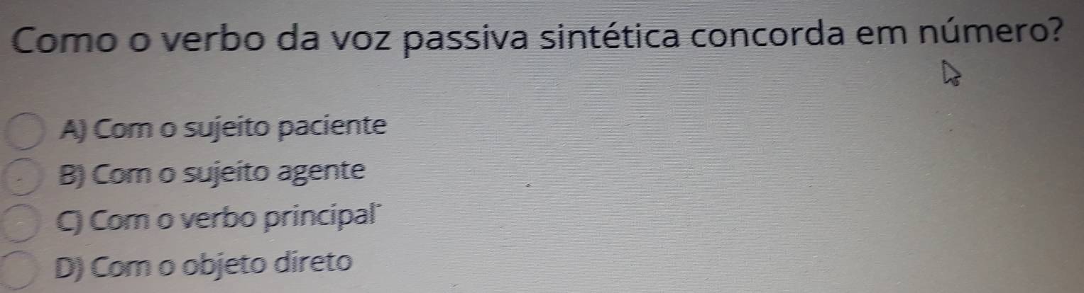 Como o verbo da voz passiva sintética concorda em número?
A) Com o sujeito paciente
B) Com o sujeito agente
C) Com o verbo principal
D) Com o objeto direto